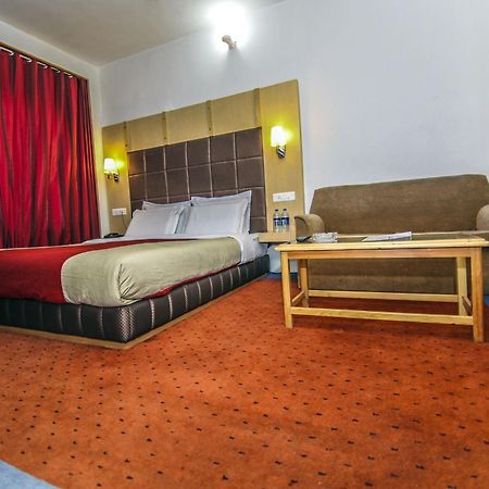 Holiday Plaza Hotel Srīnagar Buitenkant foto