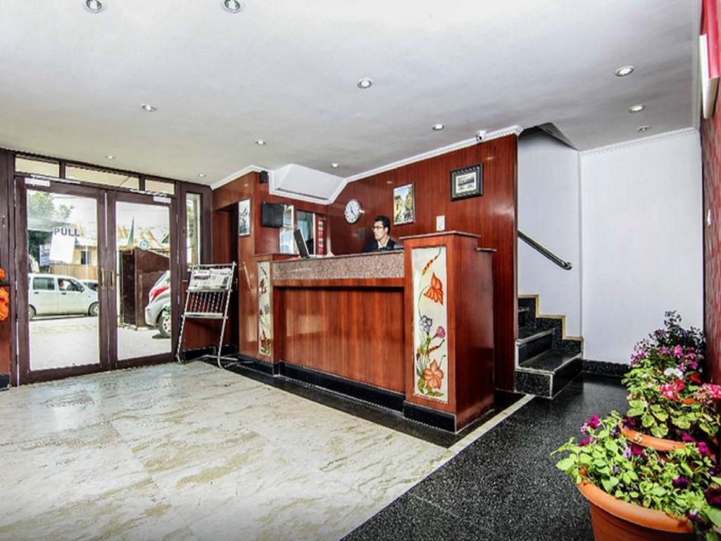 Holiday Plaza Hotel Srīnagar Buitenkant foto