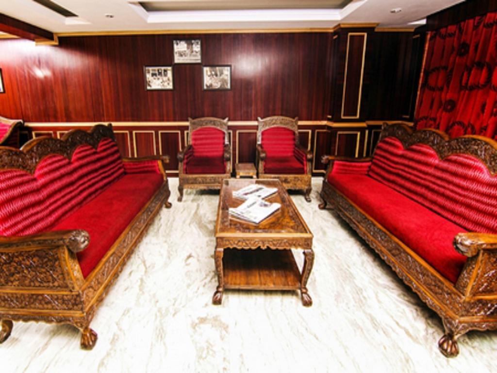 Holiday Plaza Hotel Srīnagar Buitenkant foto