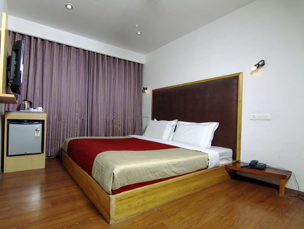 Holiday Plaza Hotel Srīnagar Buitenkant foto
