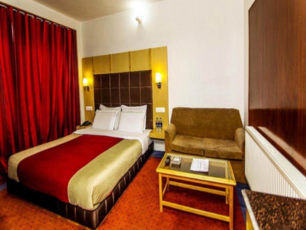 Holiday Plaza Hotel Srīnagar Buitenkant foto