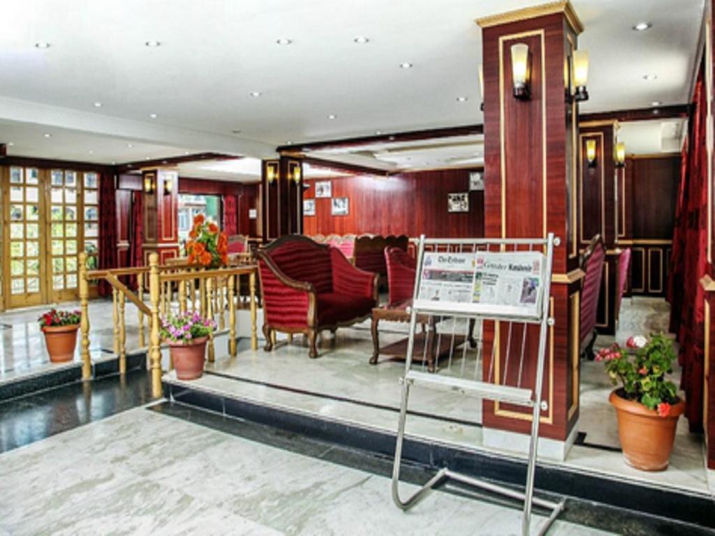 Holiday Plaza Hotel Srīnagar Buitenkant foto