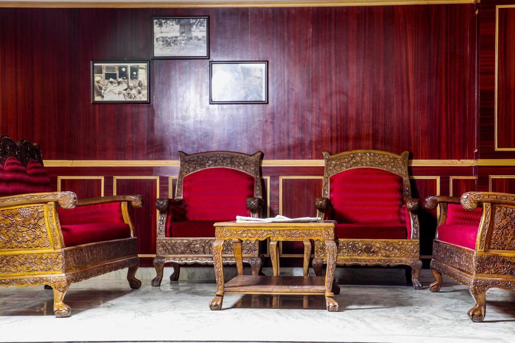 Holiday Plaza Hotel Srīnagar Buitenkant foto