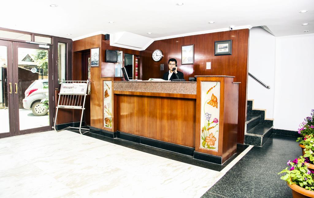Holiday Plaza Hotel Srīnagar Buitenkant foto
