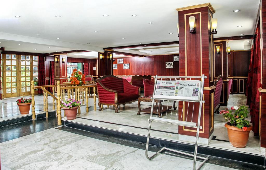 Holiday Plaza Hotel Srīnagar Buitenkant foto