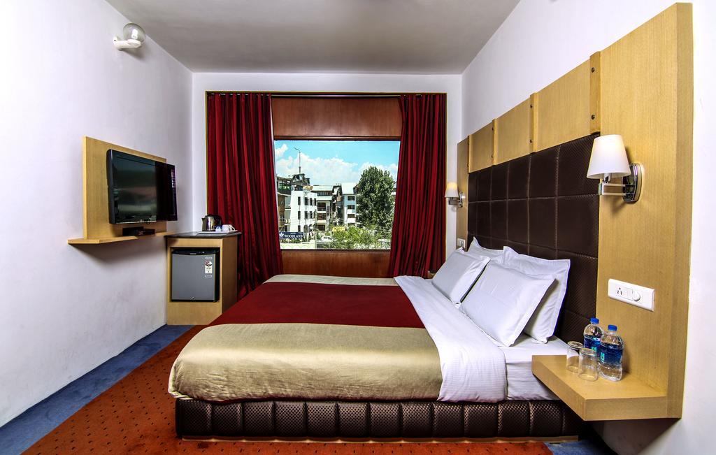 Holiday Plaza Hotel Srīnagar Buitenkant foto