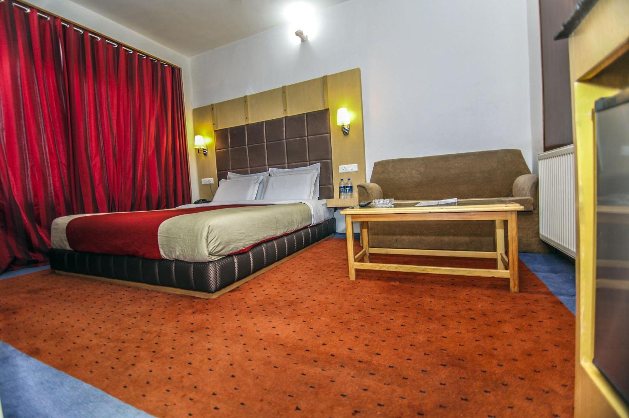 Holiday Plaza Hotel Srīnagar Buitenkant foto