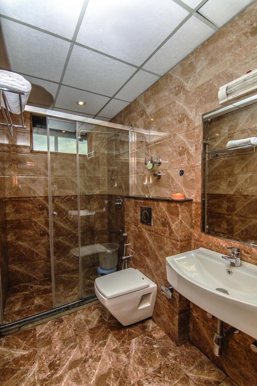 Holiday Plaza Hotel Srīnagar Buitenkant foto