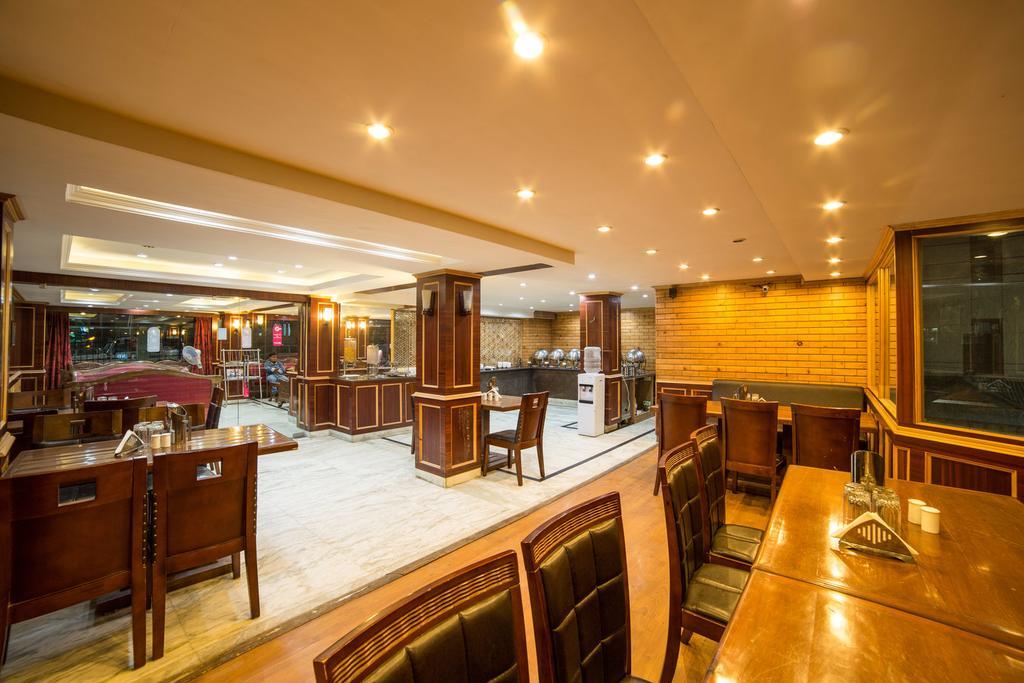 Holiday Plaza Hotel Srīnagar Buitenkant foto