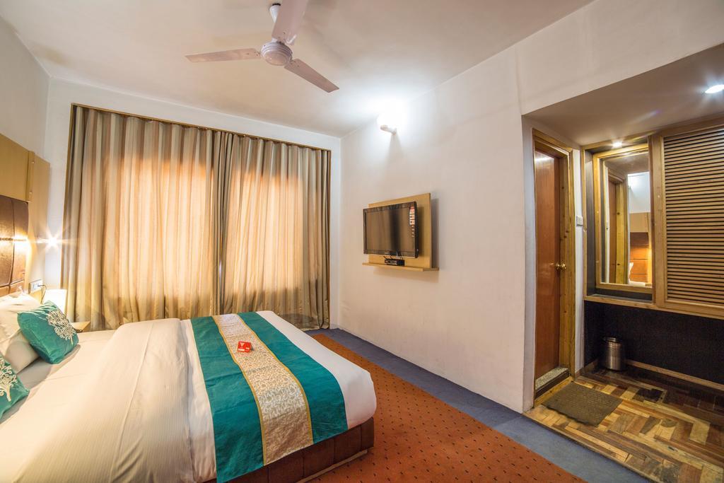 Holiday Plaza Hotel Srīnagar Buitenkant foto