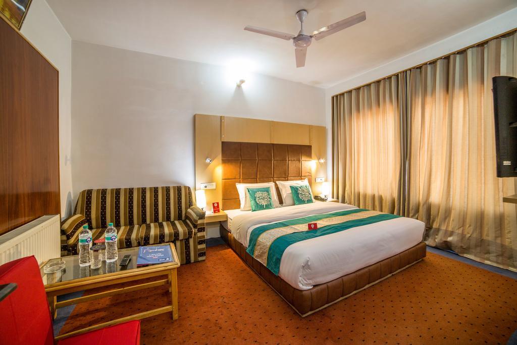 Holiday Plaza Hotel Srīnagar Buitenkant foto