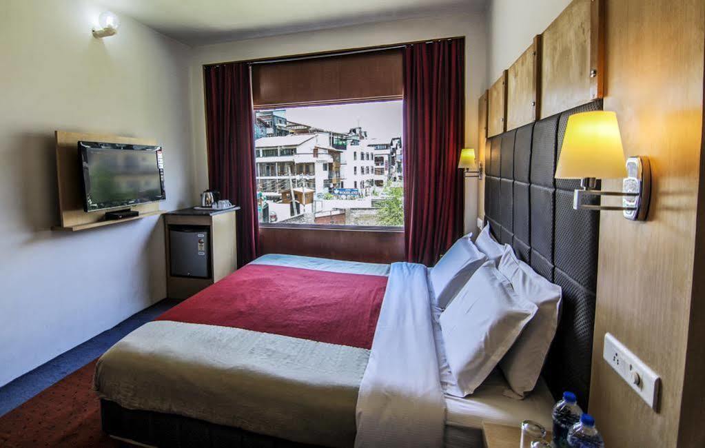 Holiday Plaza Hotel Srīnagar Buitenkant foto